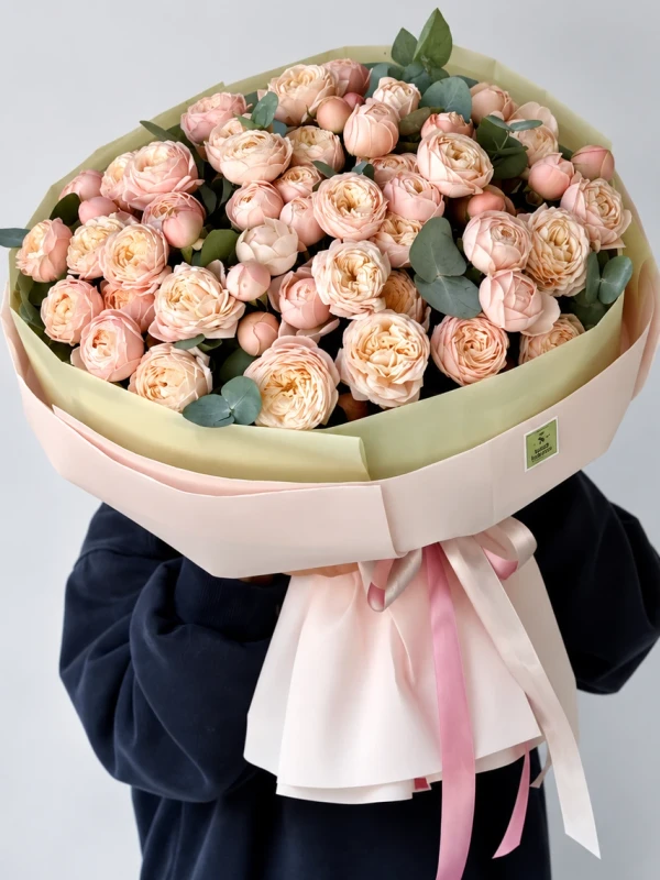 Букет "Rosy Mist" — «Rosy Mist» — яркий букет из 13 роз и 1 ветви эвкалипта.